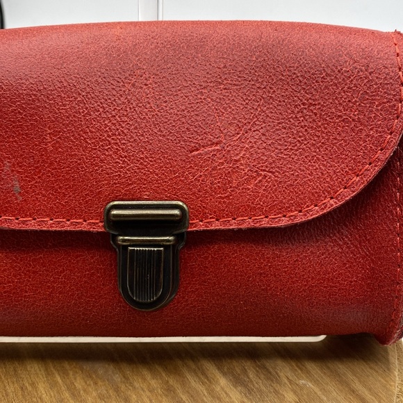 630Red no name belt bag/crossbody Leather?? Vegan prob - Picture 2 of 5